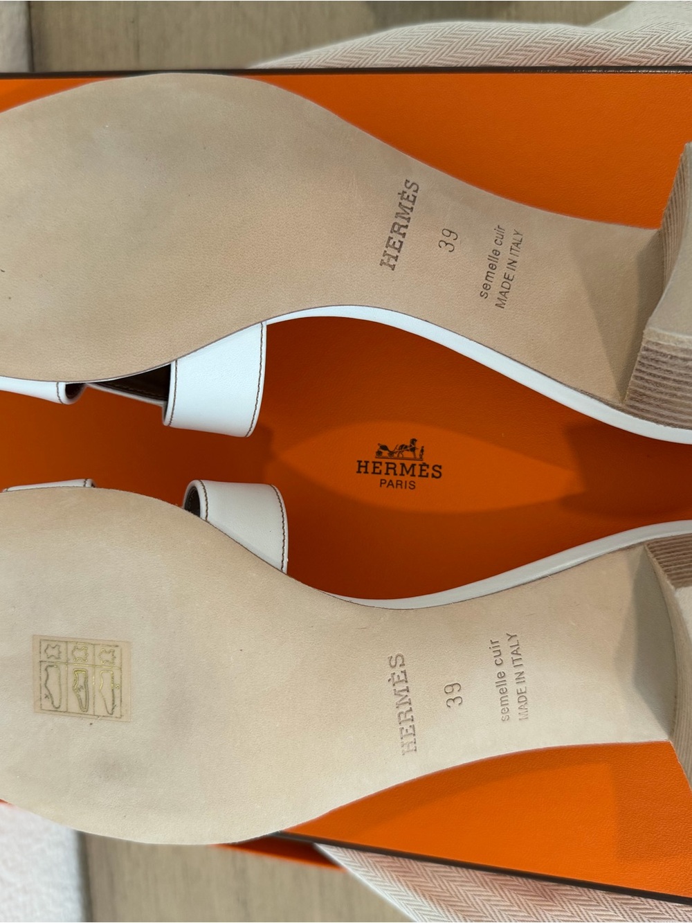 Hermes Oasis BRAND NEW White Leather Slide Sandals low heel size 39 w/ receipt - Picture 3 of 9